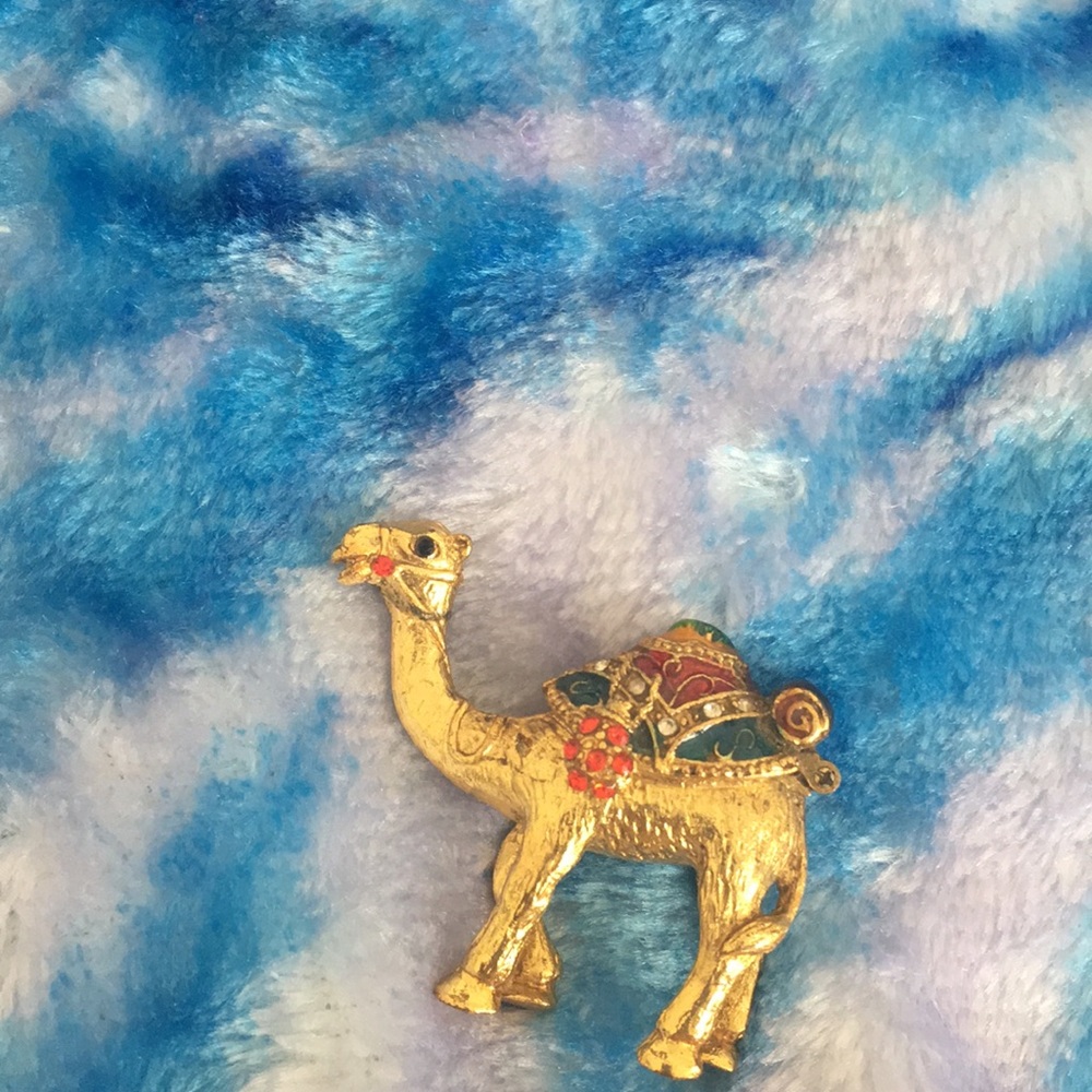 small camel statue